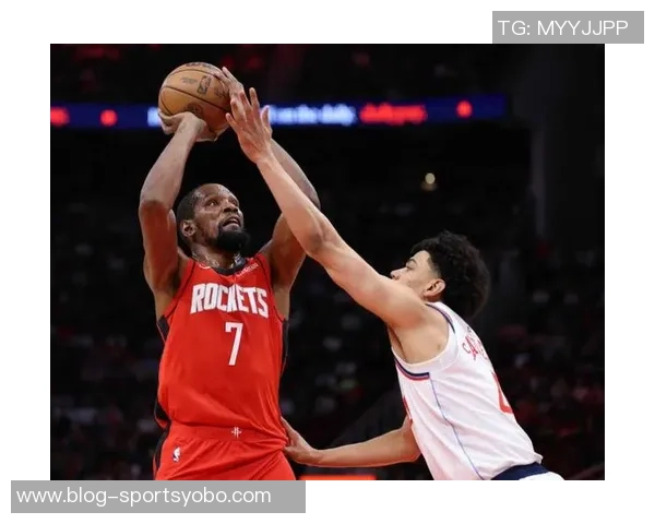 任嘉伦赠唐装给杜兰特交换签名球衣并合影留念展友谊 任嘉伦赠唐装给杜兰特交换签名球衣并合影留念展友谊